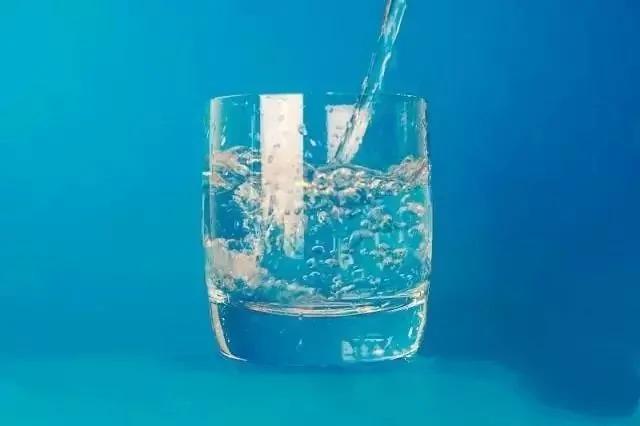 刷牙时 牙膏到底要不要沾水?很多人都做错了…