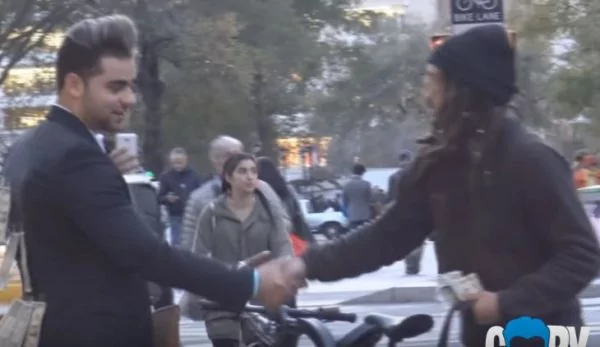 他在身上贴满钞票让路人(需要就拿) 结果让人跌破眼镜