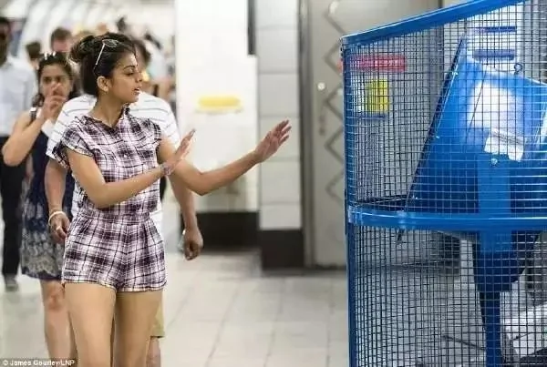 没有空调的伦敦地铁 养眼帅哥要被汗臭味熏晕了!