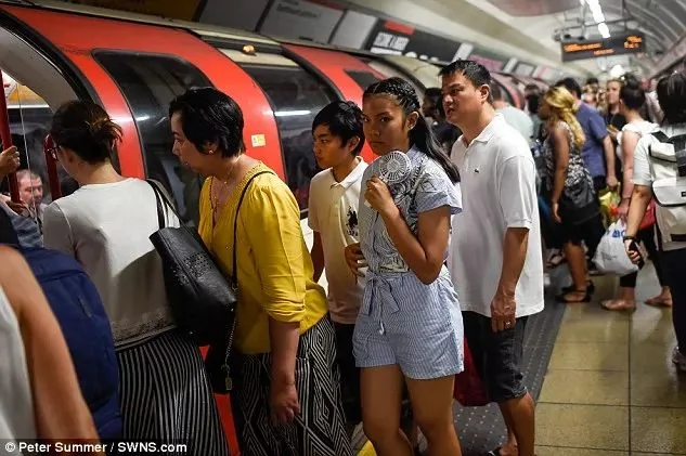 没有空调的伦敦地铁 养眼帅哥要被汗臭味熏晕了!