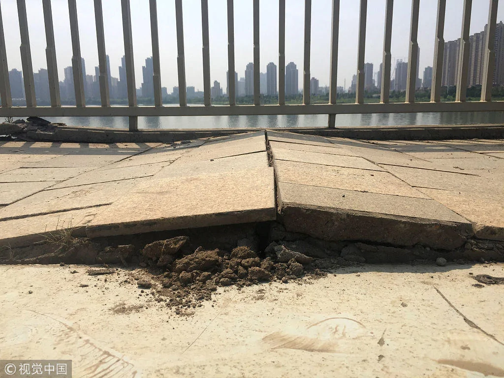 高温持续炙烤! 武汉墨水湖大桥沥青路翻起了“波浪”!