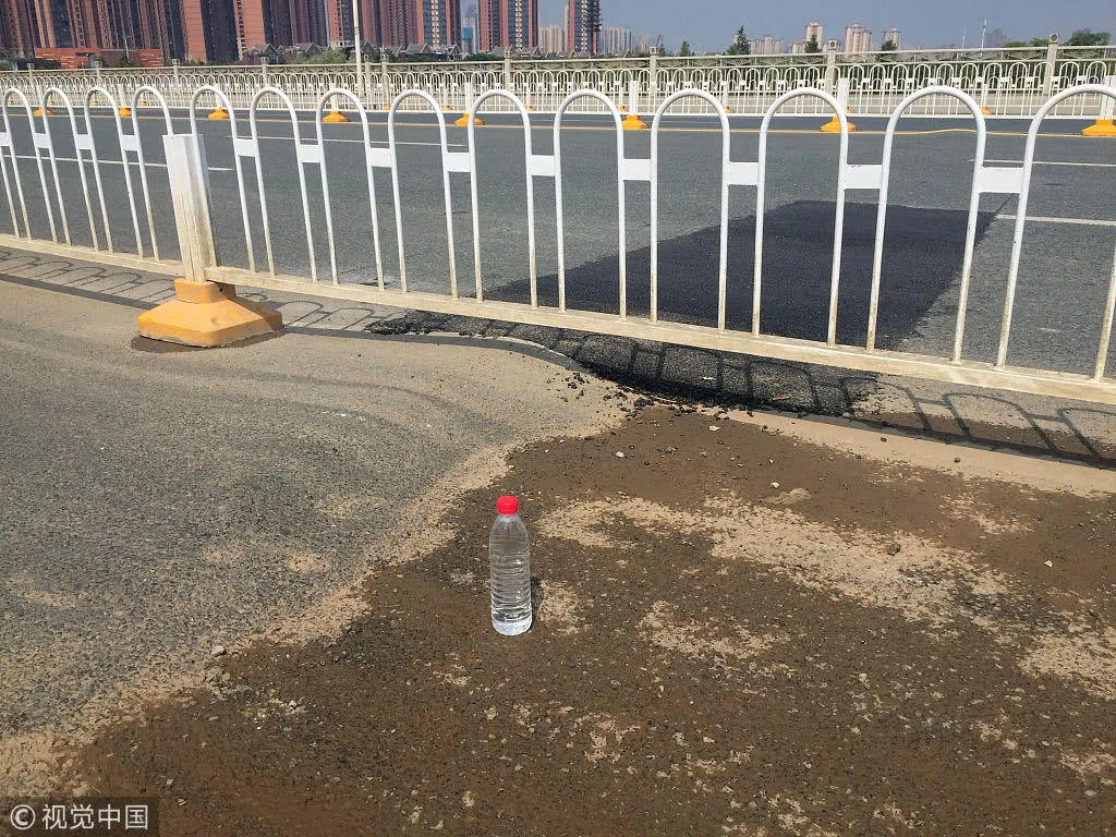 高温持续炙烤! 武汉墨水湖大桥沥青路翻起了“波浪”!