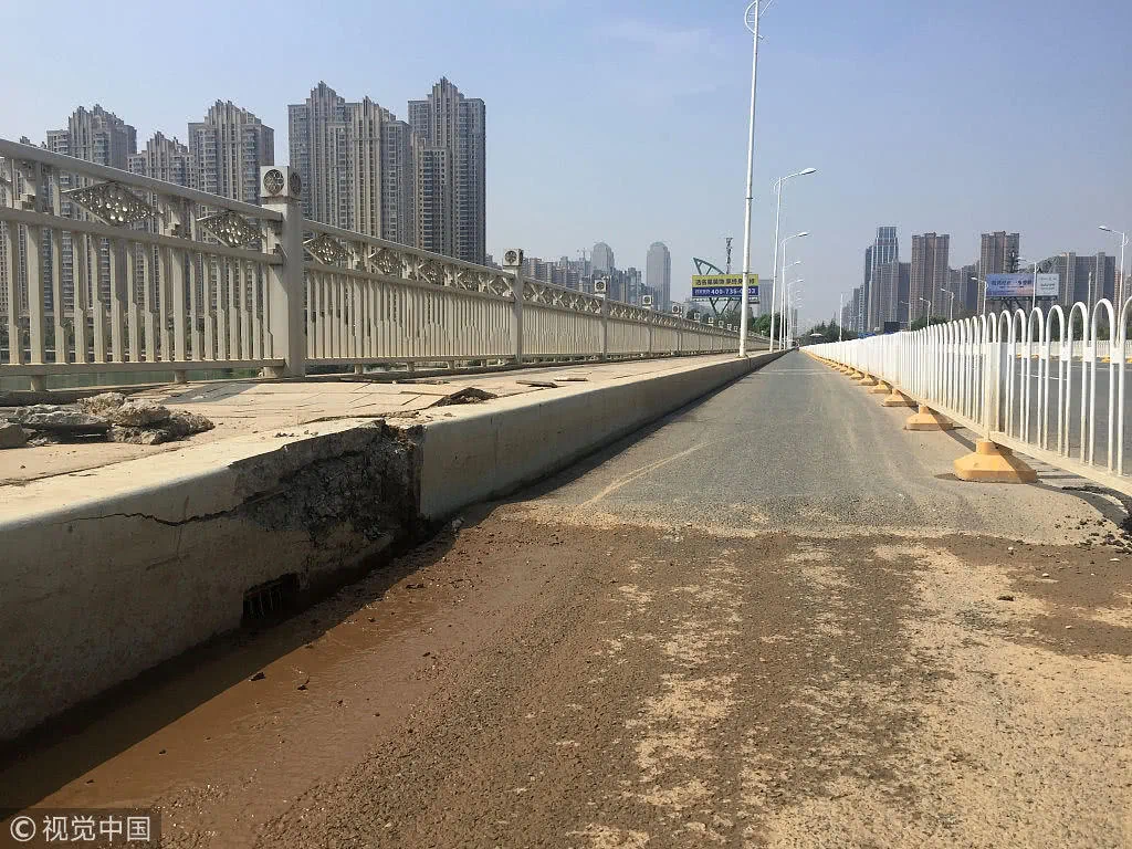 高温持续炙烤! 武汉墨水湖大桥沥青路翻起了“波浪”!