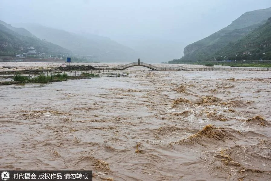 黄河壶口瀑布汛期浊浪滔天 洪峰过境将关闭景区!