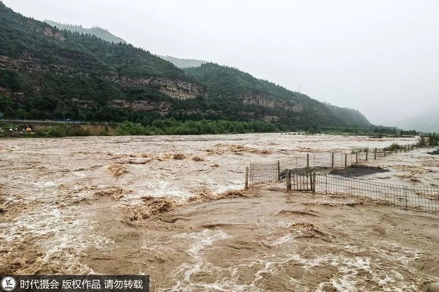 黄河壶口瀑布汛期浊浪滔天 洪峰过境将关闭景区!