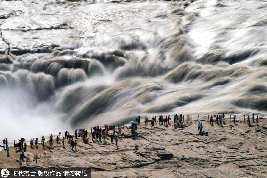 黄河壶口瀑布汛期浊浪滔天 洪峰过境将关闭景区!