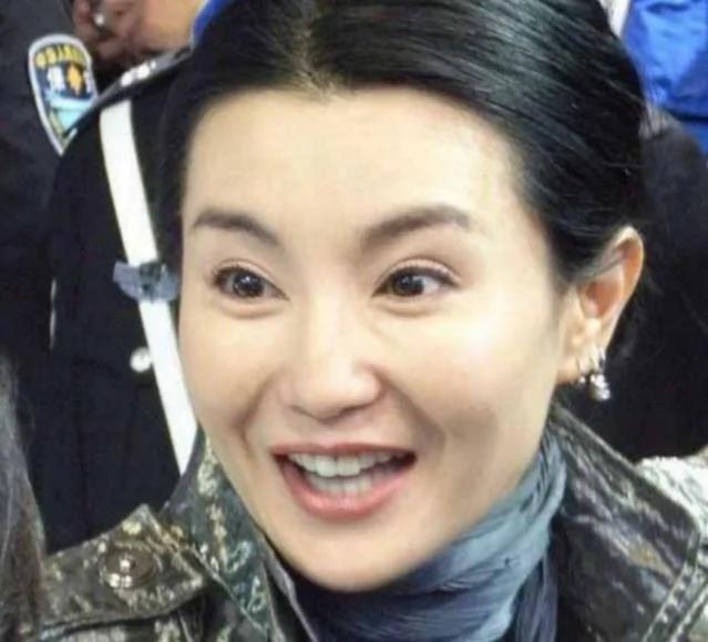 54岁张曼玉出席活动谢霆锋都被惊到了网友 有张柏芝的影子 阿波罗新闻网
