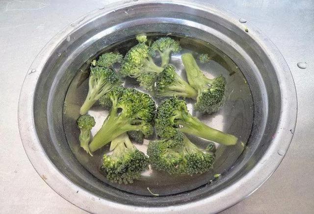 花椰菜只用清水洗不干净 教你一招 泥土虫卵统统跑出来!