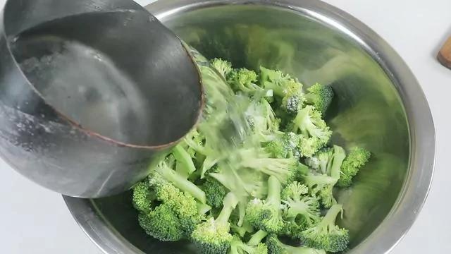 花椰菜只用清水洗不干净 教你一招 泥土虫卵统统跑出来!