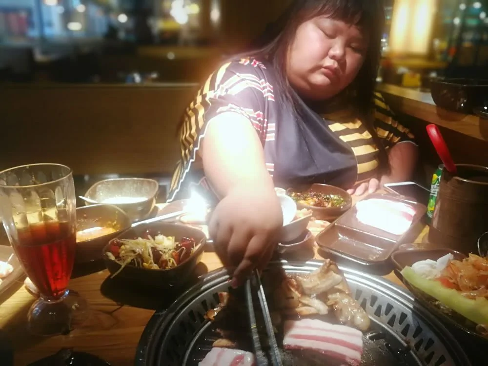 体重相加超1000斤!仨女孩吃自助 餐桌堆起小山