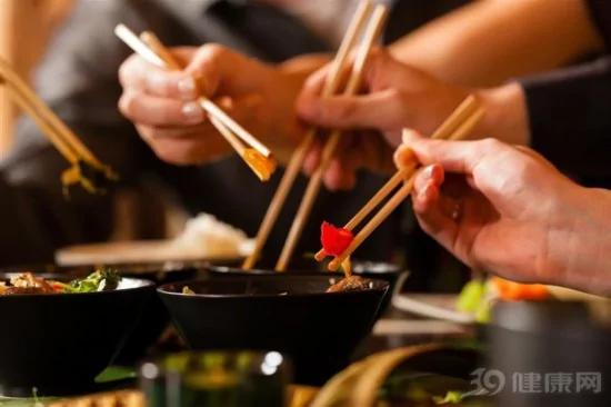 不想筷子成“病引子” 请记住5条规则!很少人全做对