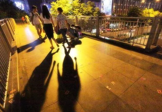 哥哥带7岁流浪女孩回家 嫂子善待她如亲生女儿 她新婚当天嫂子听她喊“妈妈”!