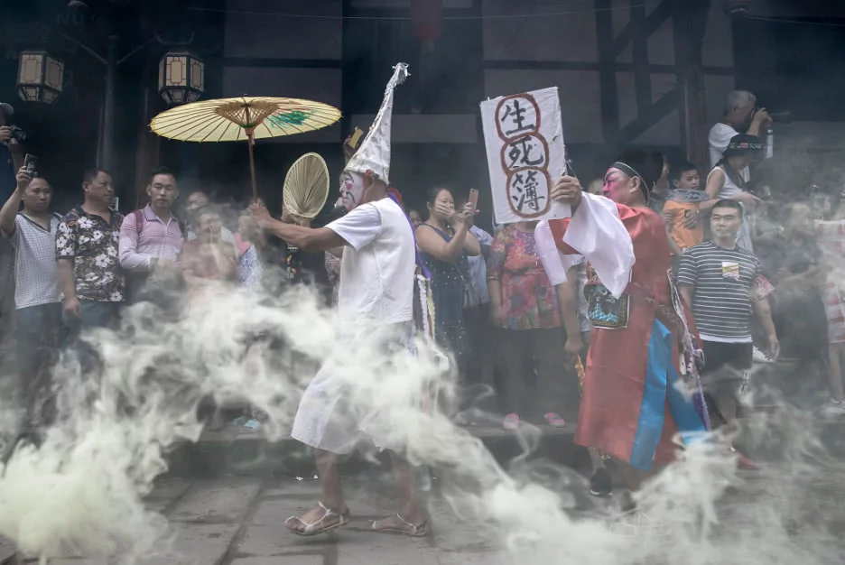 这场万人共度的民间盛宴 上演真实版人鬼情未了!
