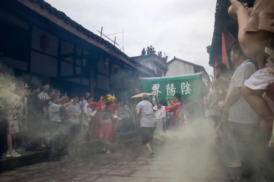这场万人共度的民间盛宴 上演真实版人鬼情未了!