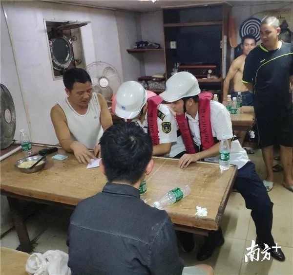女子海边游泳被浪卷走 抓浮球漂流29小时奇迹获救!