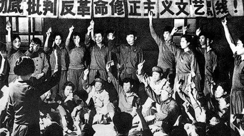 偌大的中国文艺界 那时只有一个站着的勇士