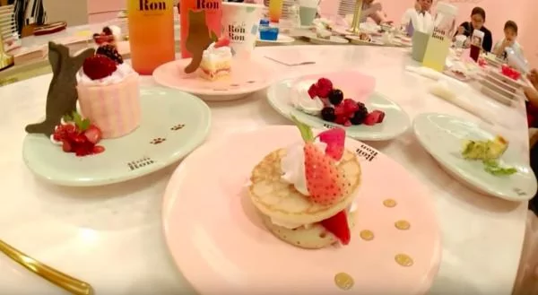 日本第一家「回转甜点店」人气夯爆 光排队就花5小时!