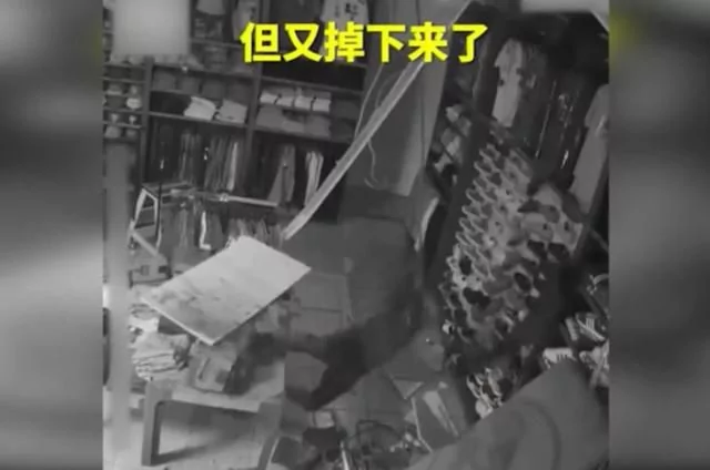 美国笨贼半夜行窃 为上WiFi摇醒屋主问密码!