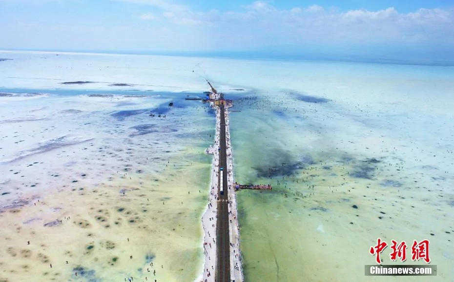 航拍中国版“天空之镜”—茶卡盐湖 风景靓丽!