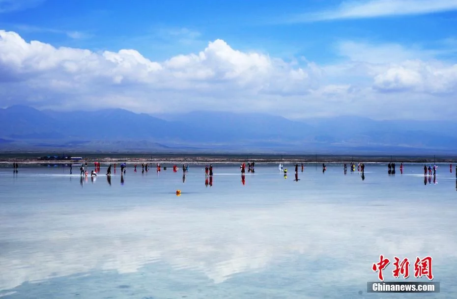 航拍中国版“天空之镜”—茶卡盐湖 风景靓丽!
