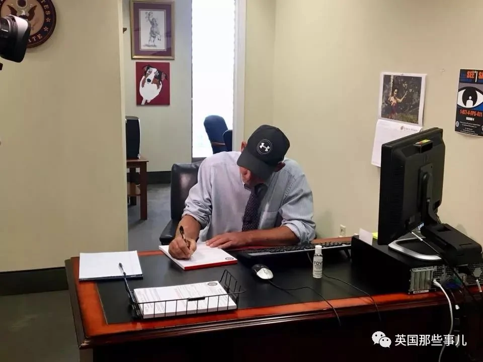 1把剃须刀一个小举动这警察改变流浪汉人生轨迹