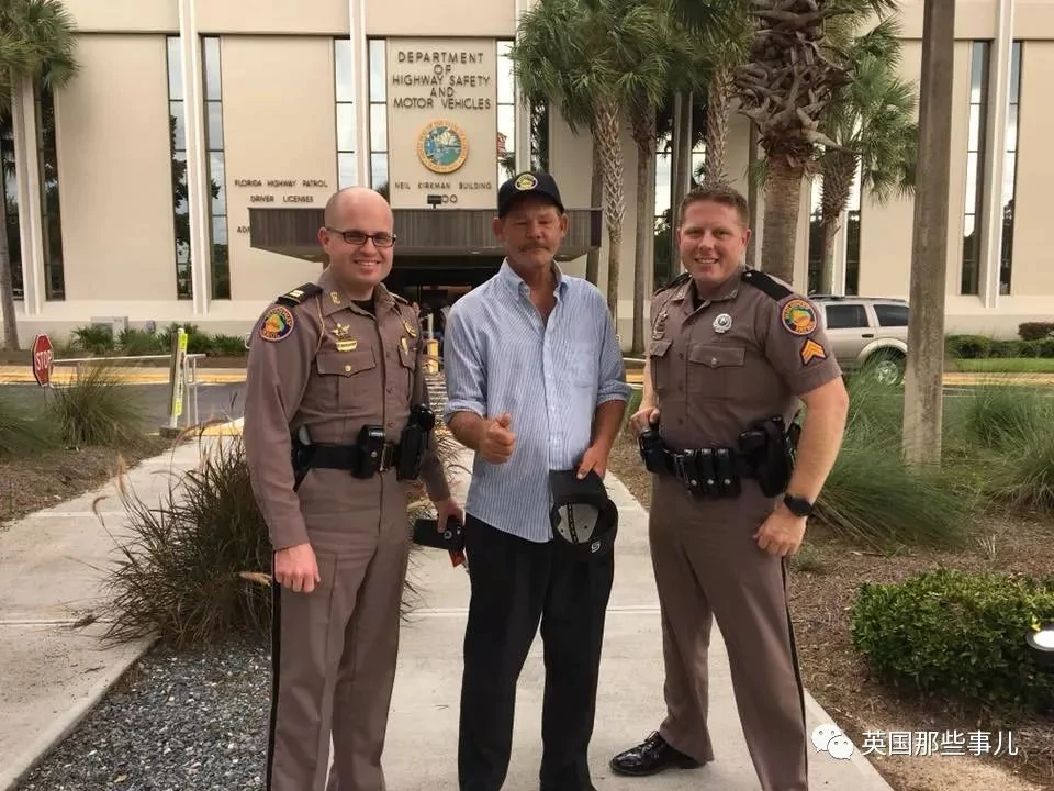 1把剃须刀一个小举动这警察改变流浪汉人生轨迹