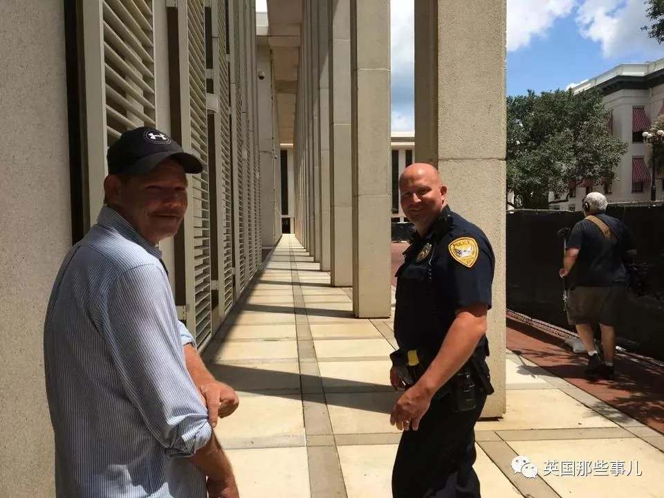 1把剃须刀一个小举动这警察改变流浪汉人生轨迹