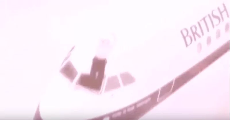 飞机高空迫降机外竟挂着人 结果令人称奇