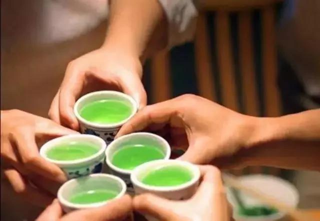 人们常说“灯红酒绿” 为什么酒是绿色的?