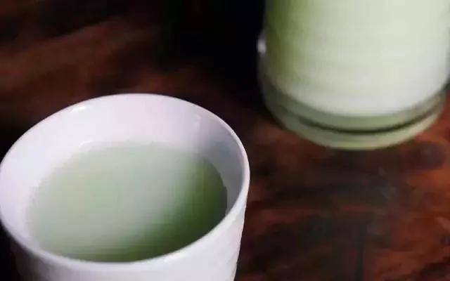 人们常说“灯红酒绿” 为什么酒是绿色的?