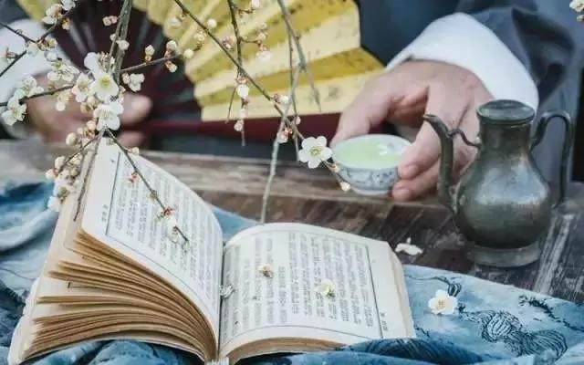 人们常说“灯红酒绿” 为什么酒是绿色的?