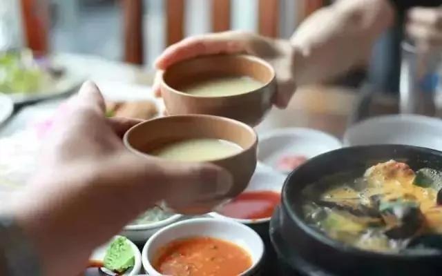 人们常说“灯红酒绿” 为什么酒是绿色的?