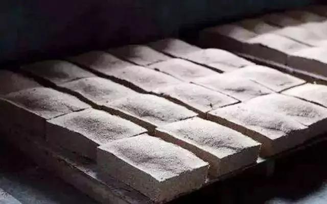 人们常说“灯红酒绿” 为什么酒是绿色的?