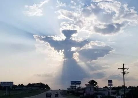 得州上空现壮观“天使云” 网友叹:这也太像了