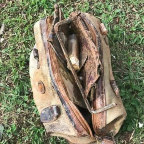 奇迹!男孩钓鱼钓到尘封湖底25年破旧包包 一打开离奇缘分:我认识她!