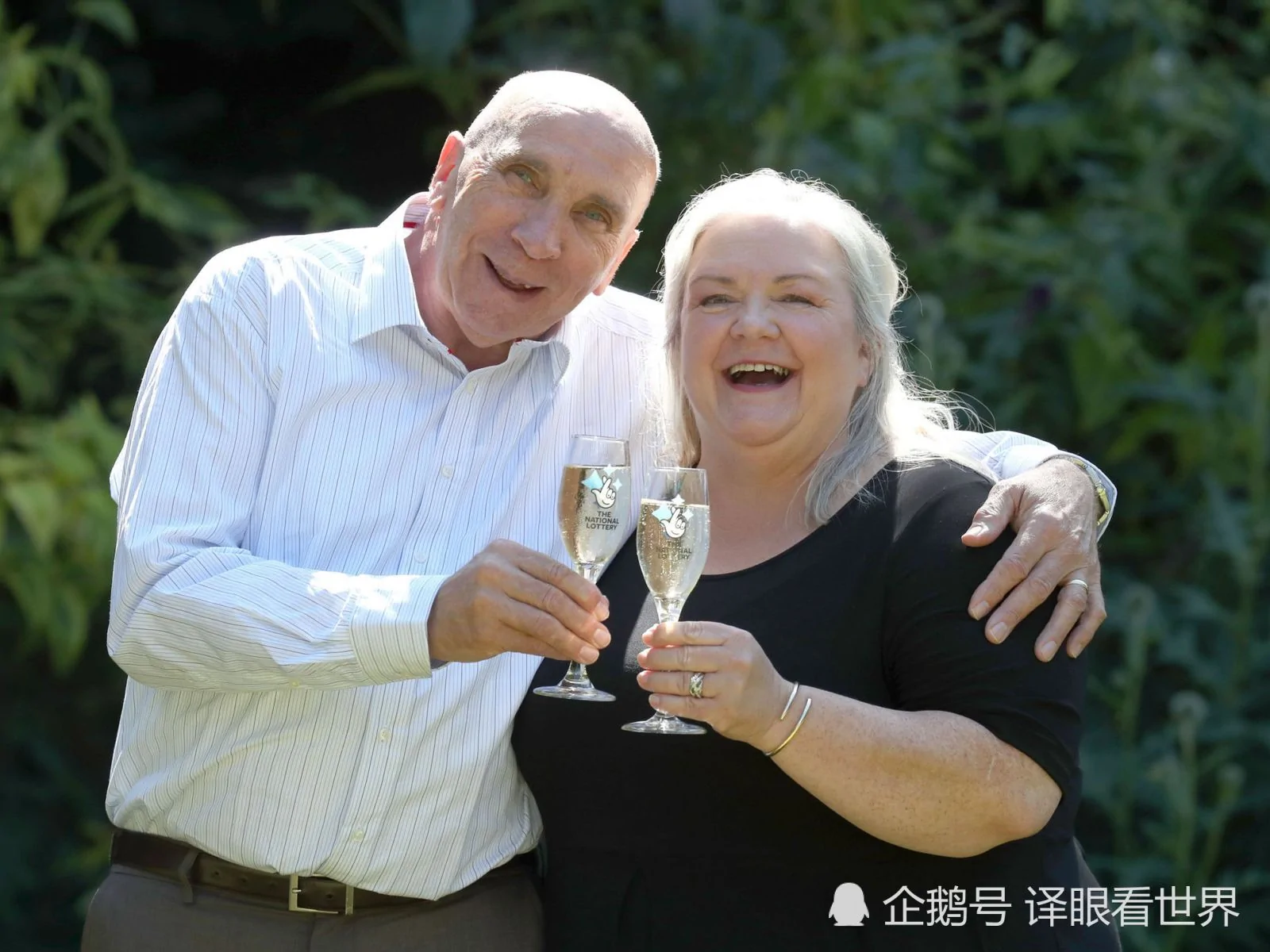英国夫妇中5.16亿元大奖 彩票却被店员撕成两半!