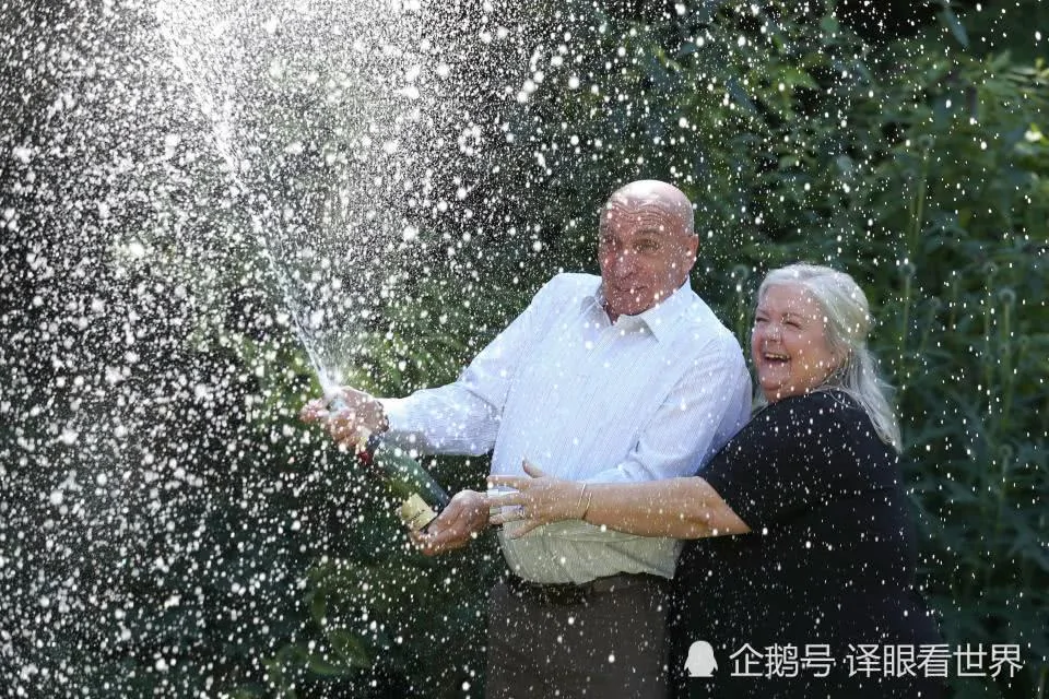 英国夫妇中5.16亿元大奖 彩票却被店员撕成两半!