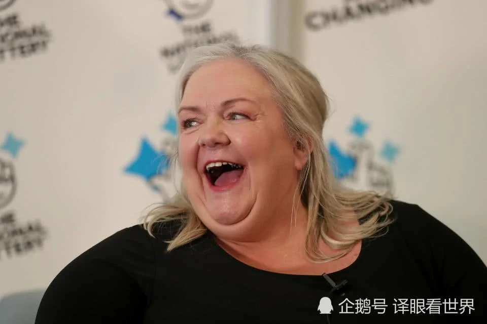 英国夫妇中5.16亿元大奖 彩票却被店员撕成两半!