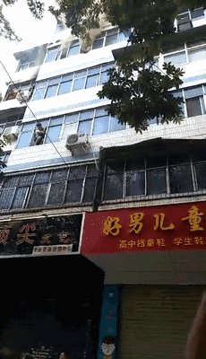 家中失火母亲从5楼抛下被单和孩子 居民楼下"接人"!