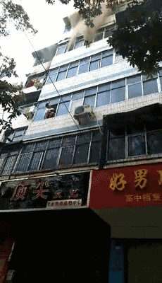 家中失火母亲从5楼抛下被单和孩子 居民楼下"接人"!