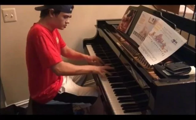 送外卖小弟见钢琴目不转睛 弹奏一曲技惊众人!