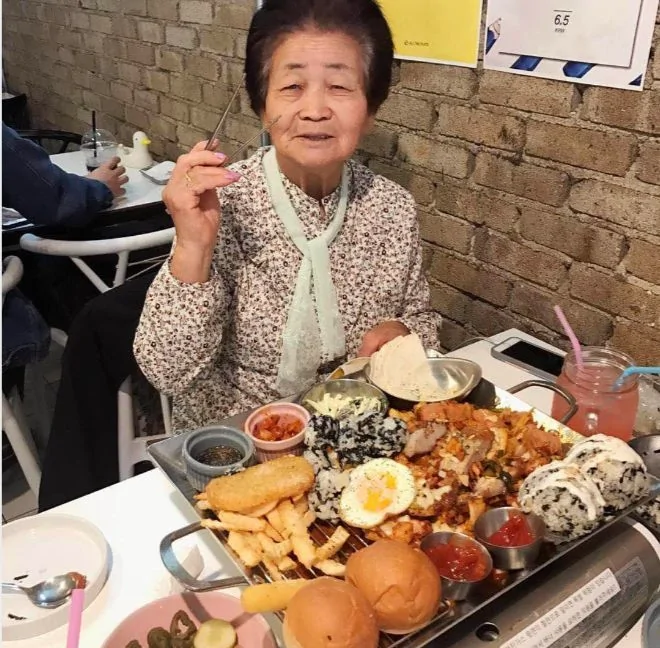 她在网上直播火了 拍下日常引来千万人围观:这就是我想要的生活!