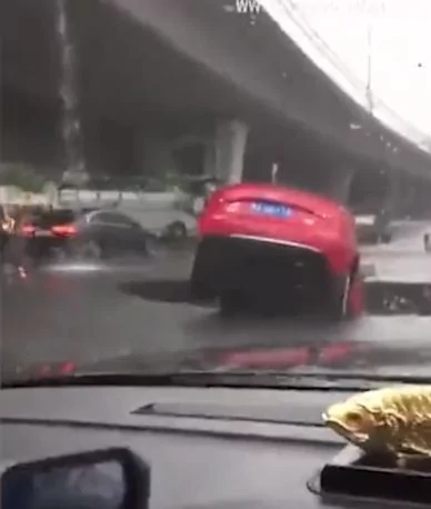 黑龙江一道路突然坍塌 奥迪开着开着掉坑里!