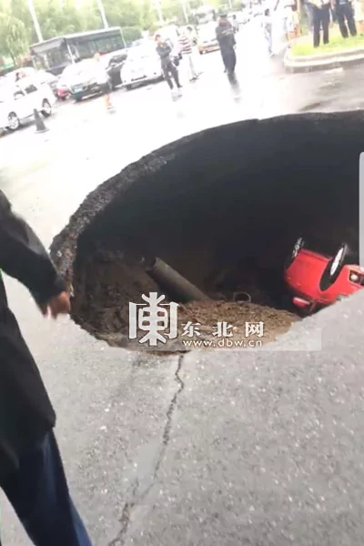 黑龙江一道路突然坍塌 奥迪开着开着掉坑里!