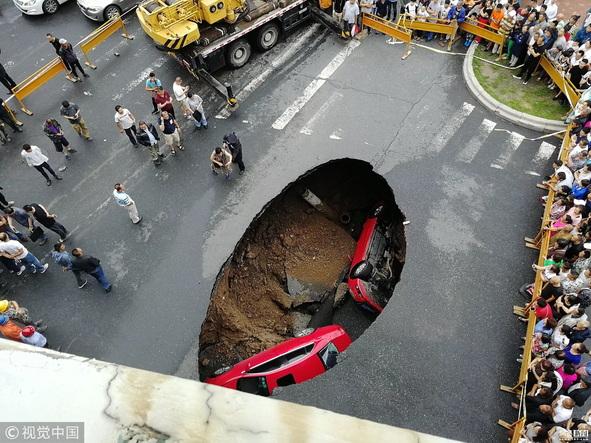 黑龙江一道路突然坍塌 奥迪开着开着掉坑里!