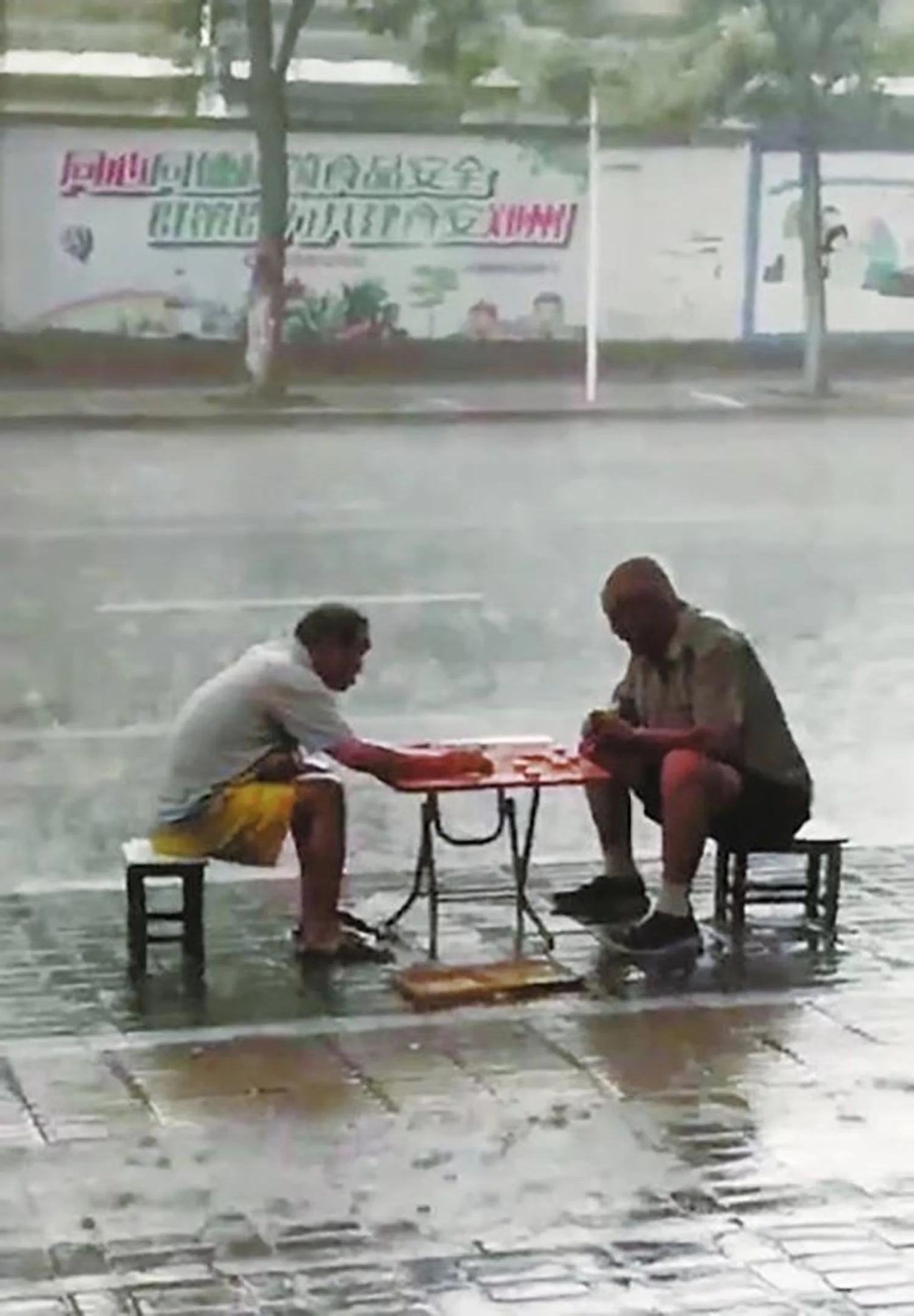 就是要分出输赢!暴雨中淡定下棋 郑州两老人红了