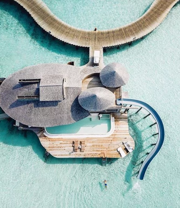 马尔代夫绝美海上漂浮别墅 房间划水道“直接溜进湛蓝大海中” 太梦幻!