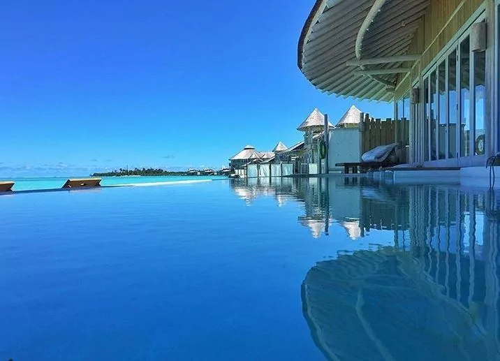 马尔代夫绝美海上漂浮别墅 房间划水道“直接溜进湛蓝大海中” 太梦幻!