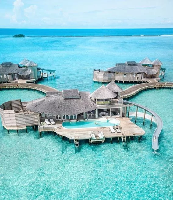 马尔代夫绝美海上漂浮别墅 房间划水道“直接溜进湛蓝大海中” 太梦幻!
