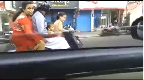 5岁女孩开摩托 载父母和3岁妹妹上路狂奔 看的人胆战心惊!